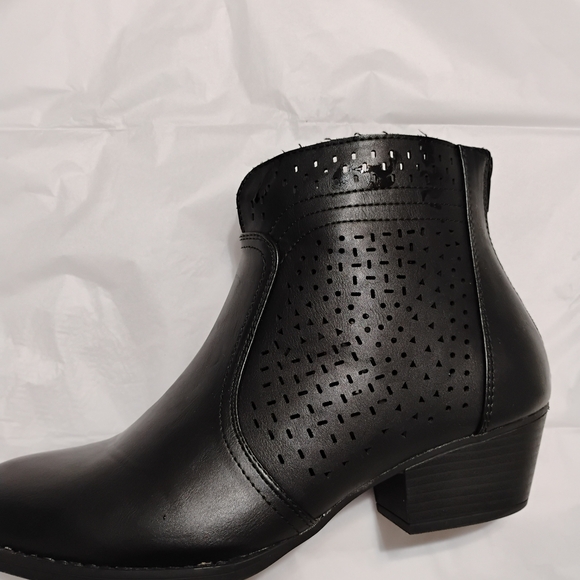 Elegant Black Ankle Boots - Picture 2 of 4